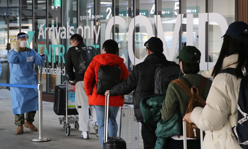 인천국제공항을 통해 입국한 중국발 여행객들이 코로나19 PCR 검사소로 이동하고 있다. 사진=뉴스1 제공.