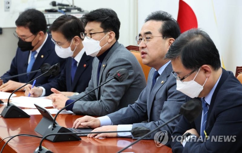 더불어민주당 박홍근 원내대표(오른쪽 두번째)가 5일 국회에서 열린 정책조정회의에서 발언하고 있다. /연합뉴스