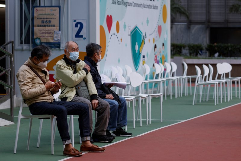 지난 4일 홍콩 시내의 백신 접종소에서 시민들이 코로나19 백신 접종 순서를 기다리고 있다. 오는 8일 중국과의 국경 재개방을 앞두고 바이러스 유입이 우려되면서 추가 접종을 받으려는 홍콩 시민들이 최근 늘고 있다.로이터뉴스1