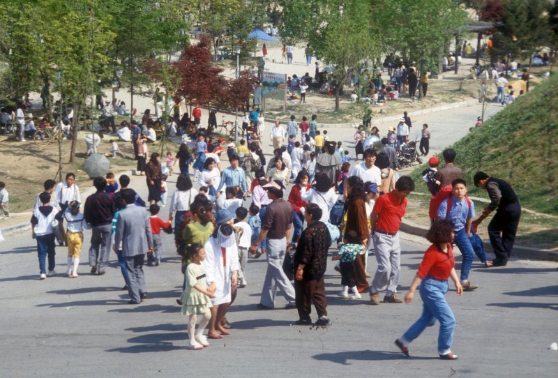 [수원=뉴시스] 1990년대 원천유원지를 찾은 사람들. (사진=수원광교박물관 제공) 2023.01.05. photo@newsis.com *재판매 및 DB 금지