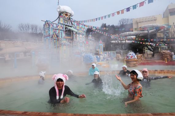 절기상 소한을 하루 앞둔 5일 경기도 용인 에버랜드 캐리비안 베이 야외 스파에서 모델들이 겨울 온천욕을 즐기고 있다. 사진=박범준 기자