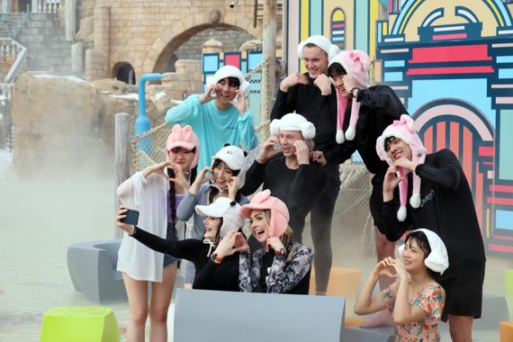 절기상 소한을 하루 앞둔 5일 경기도 용인 에버랜드 캐리비안 베이 야외 스파에서 모델들이 겨울 온천욕을 즐기며 사진을 찍고 있다.사진=박범준 기자