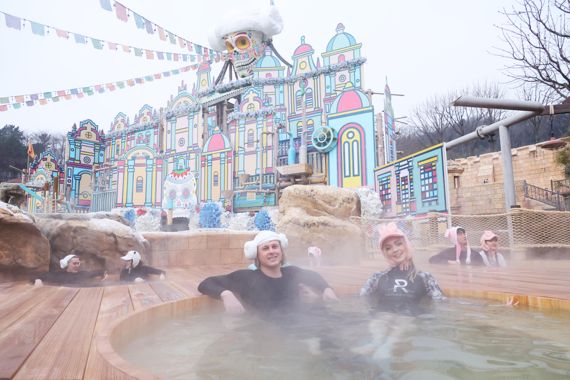 절기상 소한을 하루 앞둔 5일 경기도 용인 에버랜드 캐리비안 베이 야외 스파에서 모델들이 겨울 온천욕을 즐기고 있다. 사진=박범준 기자