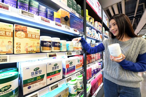8일 서울시 등촌동 홈플러스 메가푸드마켓 강서점에서 고객이 건강기능식품들을 살펴보고 있다. 홈플러스 제공