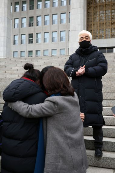 5일 오후 국회 본청 앞 계단에서 10.29 이태원 참사 유가족협의회와 시민대책회의 공동 주최로 열린 10.29 이태원 참사 국정조사 기간연장 및 철저한 진상규명 촉구 긴급 기자회견을 마친 이종철 유가족 협의회 대표가 '윤 대통령은 더이상 검찰총장이 아닌 대통령으로서 역할을 다하라'고 외치고 있다. 사진=서동일 기자