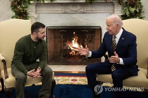 회담하는 젤렌스키와 바이든 대통령 (워싱턴DC AFP=연합뉴스) 볼로디미르 젤렌스키 우크라이나 대통령(왼쪽)과 조 바이든 미국 대통령이 지난달 21일(현지시간) 미국 워싱턴DC 백악관 대통령 집무실(오벌 오피스)에서 회담하고 있다. 2022.12.22 clynnkim@yna.co.kr