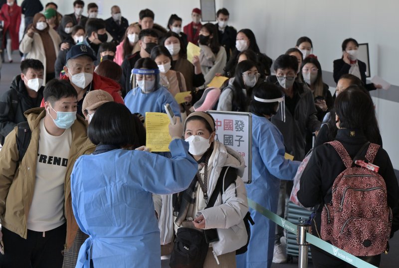 지난 2일 인천 중구 인천공항 제1터미널 코로나19 검사센터에서 중국발 입국자들이 코로나19 검사를 위한 등록을 하고 있다. 뉴시스