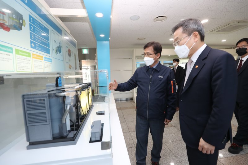 이종호 과학기술정보통신부 장관이 18일 오후 전라북도 익산시 두산퓨얼셀 제조공장을 방문, 로봇이 연료전지 스택을 쌓는 과정에 대해 설명을 듣고 있다. (과학기술정보통신부 제공) 2022.10.18/뉴스1