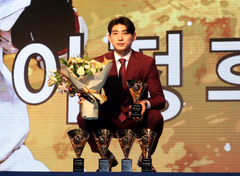 [서울=뉴시스] 김금보 기자 = 17일 오후 서울 중구 웨스틴 조선 서울 그랜드볼룸에서 열린 2022 KBO 시상식에서 6관왕의 영예를 차지한 키움 히어로즈 이정후가 기념촬영 하고 있다. 2022.11.17. kgb@newsis.com