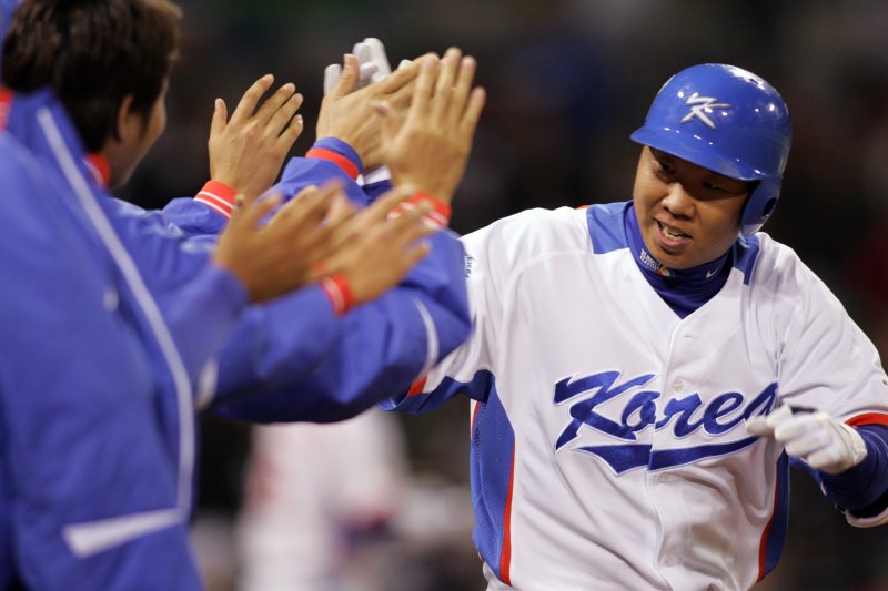 【샌디에이고(미 캘리포니아주)=AP/뉴시스】 15일(현지시간) 미 캘리포니아주 샌디에이고 펫코파크(PETCO park)에서 열리고 있는 WBC 본선 한국과 멕시코와의 경기 2회말 솔로홈런을 친 이범호가 동료들의 환영을 받고 있다. 한국은 잇달아 터진 이범호(2회), 김태균(4회), 고영민(5회)의 솔로홈런으로 6회말 현재 4-2로 앞서 나가고 있다.