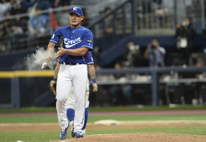 【서울=뉴시스】최진석 기자 = 9일 오후 서울 구로구 고척스카이돔에서 열린 2017 월드 베이스볼 클래식(WBC) A조 한국과 대만의 경기, 대만 9회말 한국 마무리 오승환이 손을 털고 있다. 2017.03.09. myjs@newsis.com