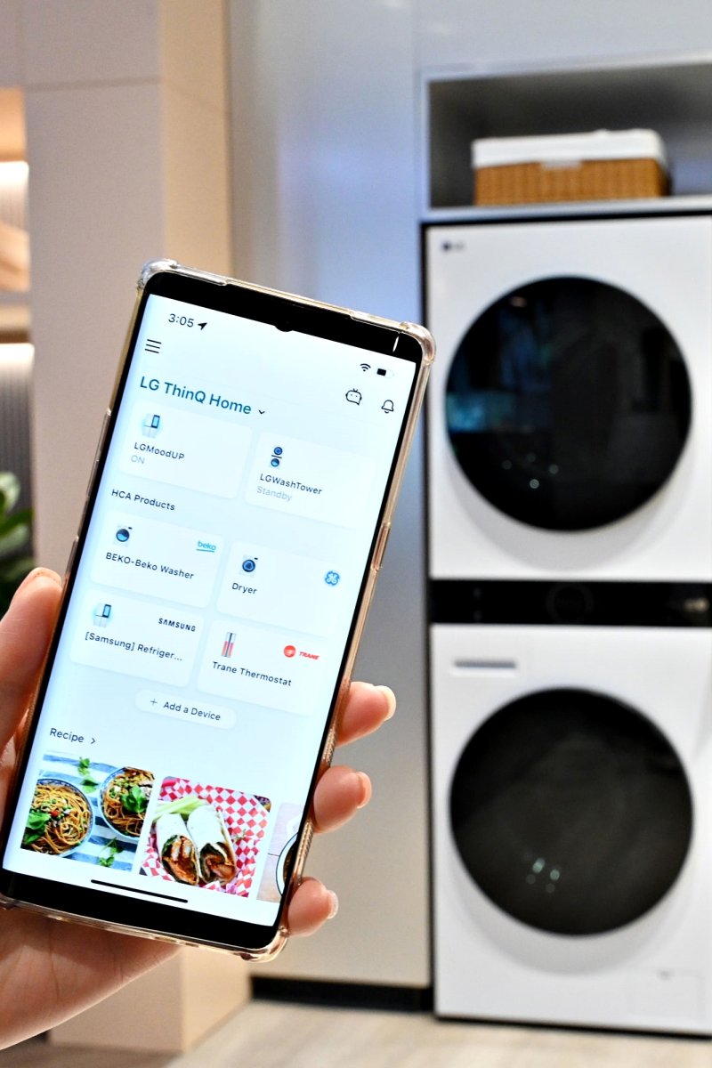 LG전자가 아닌 타사 제품을 앱에 등록해 남은 세탁시간을 확인할 수 있는 LG전자 'HCA 워시타워'를 선보이고 있다. LG전자 제공