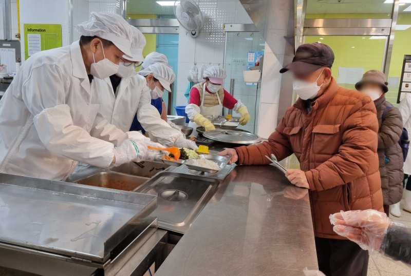 [안산=뉴시스] 이규석(왼쪽 첫번째) 안산시 단원구청장이 지난 5일 단원구 노인복지관 무료급식소를 찾아 어르신들을 위한 배식봉사를 실시하고 있다. (사진=안산시 제공) 2023.01.06. photo@newsis.com *재판매 및 DB 금지
