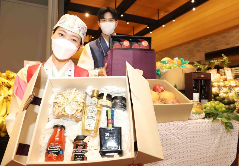 대구신세계백화점 직원이 햄퍼박스로 포장한 선물세트를 선보이고 있다.(대구신세계백화점 제공)