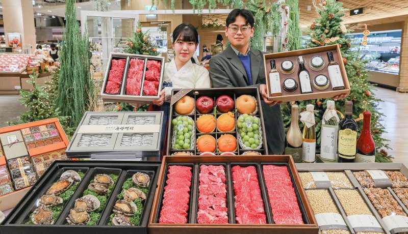 더현대대구 직원이 초(超) 프리미엄 선물세트를 소개하고 있다.(더현대대구 제공)