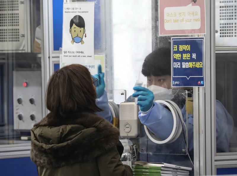 [서울=뉴시스] 김근수 기자 = 지난 5일 오후 서울시 송파구 보건소 선별진료소에서 시민이 검사를 받고 있다. 2023.01.06. ks@newsis.com