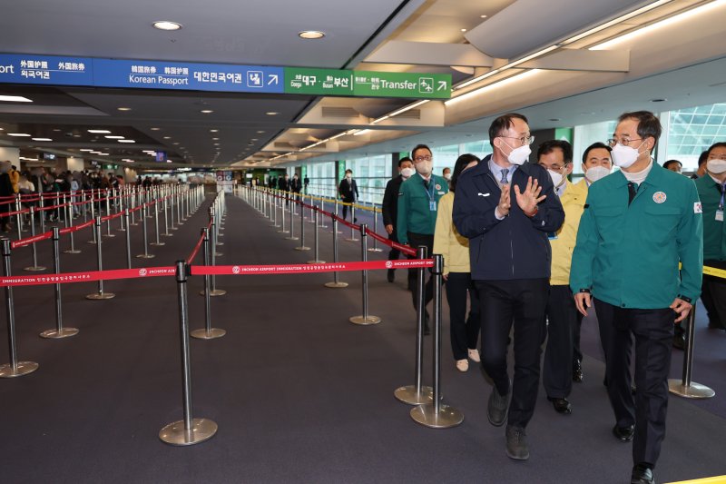 한총리 "홍콩·마카오도 출발 전 PCR...실내 마스크해제 중국 변수"