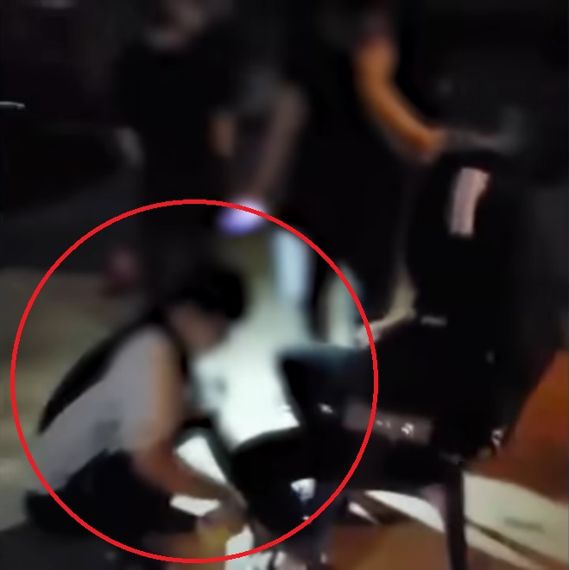 가해자들이 A씨를 공터로 불러내 의자에 묶는 모습. /사진=SBS 방송화면 캡처