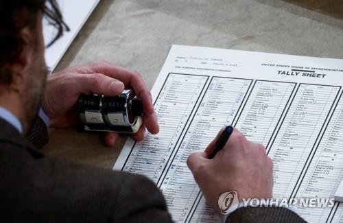 투표 집계 중인 미국 의회 직원 [로이터 연합뉴스 자료사진. 재판매 및 DB 금지]