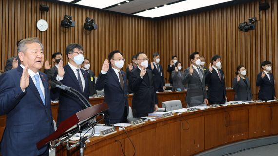 이상민 행정안전부 장관이 6일 오전 국회에서 열린 '이태원 참사 국정조사 특별위원회 활동기간 연장의 건 본회의'에서 선서하고 있다. 사진=서동일 기자