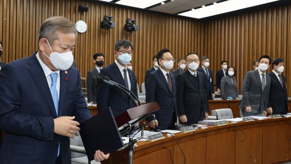 이상민 행정안전부 장관이 6일 오전 국회에서 열린 이태원 참사 국정조사 2차 청문회에서 선서한 후 우상호 위원장에게 선서문을 제출하고 있다. 사진=서동일 기자