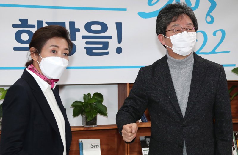 나경원 국민의힘 서울시장 예비후보가 25일 서울 여의도 희망22 사무실에서 유승민 전 의원을 만나 인사하고 있다. 2021.2.25/뉴스1 ⓒ News1 신웅수 기자