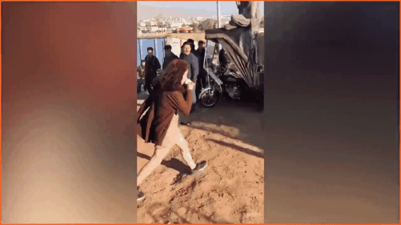 Uma gangue de homens iraquianos atacou uma garota de 17 anos porque ela usava roupas ruins.  / vídeo = twitter