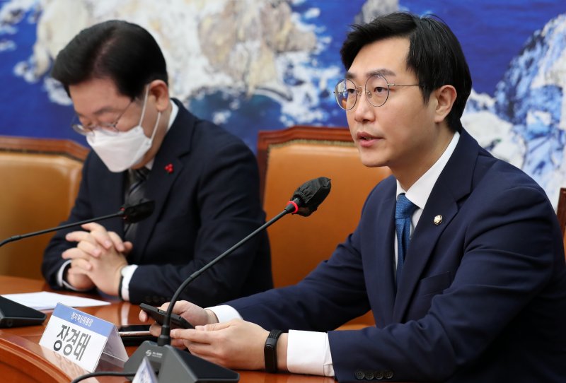 [서울=뉴시스] 이영환 기자 = 장경태 더불어민주당 정치혁신위원장이 6일 오전 서울 여의도 국회 당 대표실에서 열린 정치혁신위원회 출범식에서 인사말을 하고 있다. 2023.01.06. 20hwan@newsis.com