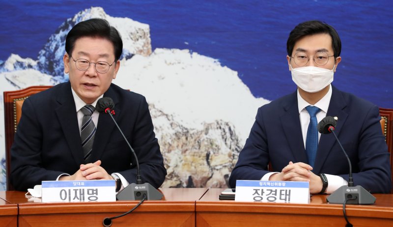 [서울=뉴시스] 이영환 기자 = 이재명 더불어민주당 대표가 6일 오전 서울 여의도 국회 당 대표실에서 열린 정치혁신위원회 출범식에서 인사말을 하고 있다. 오른쪽은 장경태 정치혁신위원장. 2023.01.06. 20hwan@newsis.com