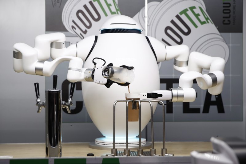 세계 최대 가전·정보기술(IT) 전시회 CES 2023이 열린 미국 라스베이거스에서 팔 관절이 7개나 되는 미국의 로봇 '애덤'이 커피를 타주고 있다. /사진=EPA연합뉴스