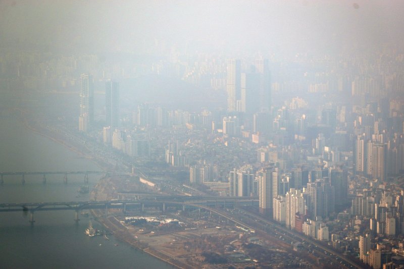 한총리 "전국 초미세먼지 위기경보...배출감축" 지시