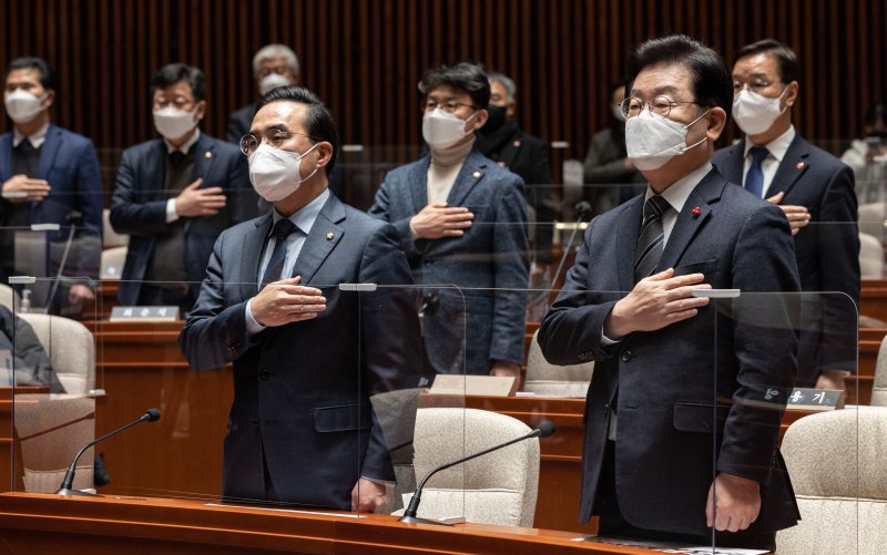 이재명 더불어민주당 대표와 박홍근 원내대표 등 의원들이 6일 오후 서울 여의도 국회에서 열린 의원총회에서 국민의례를 하고 있다. 뉴스1