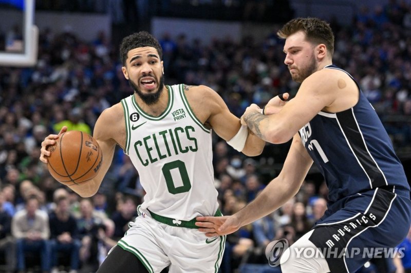 테이텀과 경합하는 돈치치 Jan 5, 2023; Dallas, Texas, USA; Boston Celtics forward Jayson Tatum (0) looks to move the ball past Dallas Mavericks guard Luka Doncic (77) during the second quarter at the American Airlines Center. Mandatory Credit: Jerome Miron-USA TODAY Sports