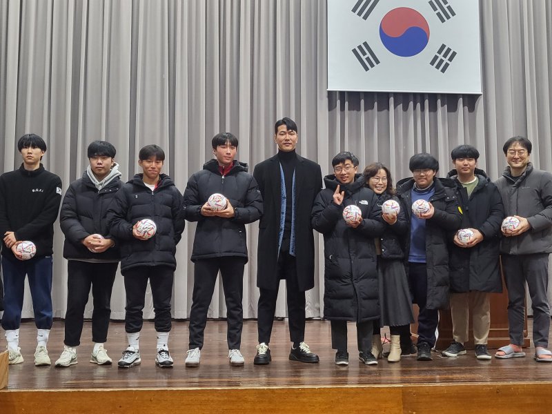 대한민국 축구국가대표 김영권이 6일 모교인 전북 전주공업고등학교에서 열린 환영식에 참석해 후배들과 기념사진을 찍고 있다. 전주 출신인 김영권은 2023카타르월드컵에서 수비수로서 대한민국이 16강 진출을 하는데 큰 역할을 했다.2023.1.6/뉴스1 강교현기자