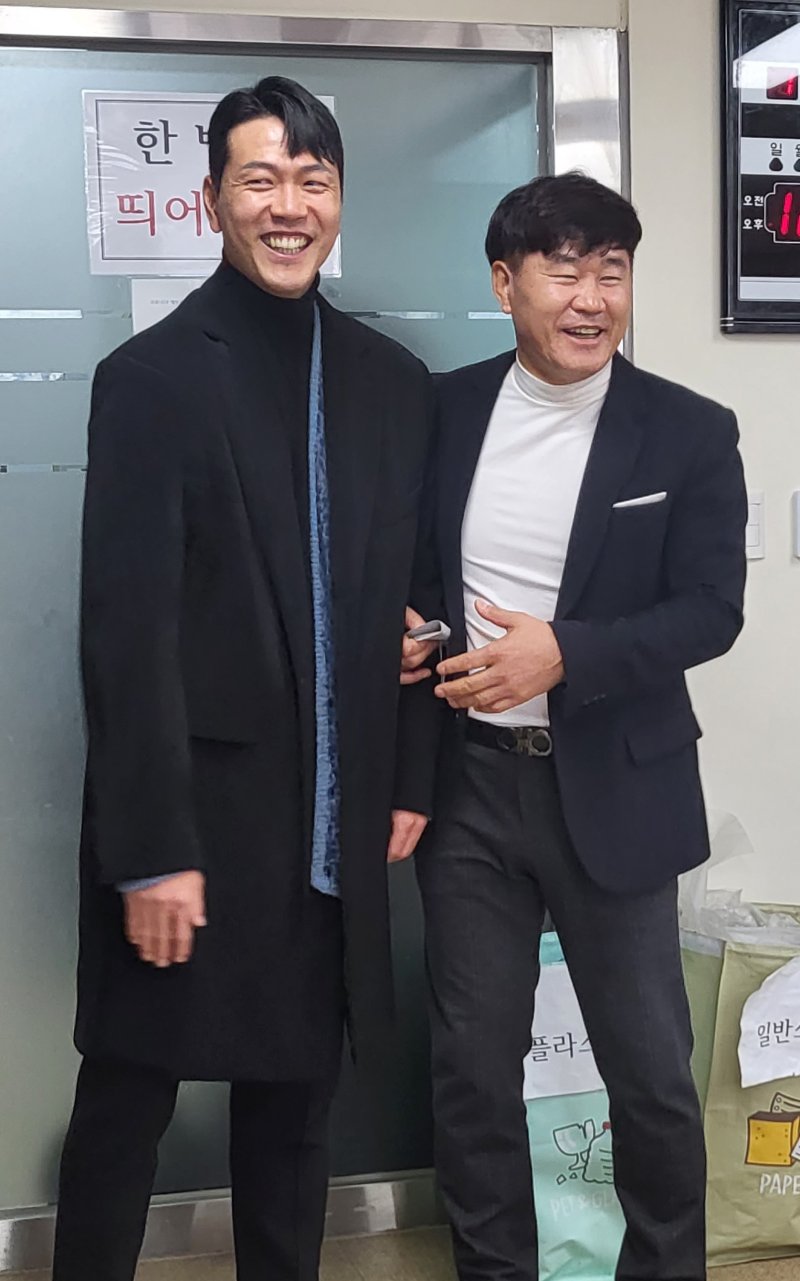 대한민국 축구국가대표 김영권이 6일 모교인 전북 전주공업고등학교에서 열린 환영식에 참석해 은사인 강원길 축구팀 감독을 만났다. 전주 출신인 김영권은 2023카타르월드컵에서 수비수로서 대한민국이 16강 진출을 하는데 큰 역할을 했다.2023.1.6/뉴스1 강교현기자
