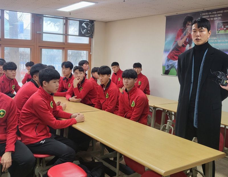 대한민국 축구국가대표 김영권이 6일 모교인 전북 전주공업고등학교에서 열린 환영식에 참석해 모교 축구부 후배들을 만났다. 전주 출신인 김영권은 2023카타르월드컵에서 수비수로서 대한민국이 16강 진출을 하는데 큰 역할을 했다.2023.1.6/뉴스1 강교현기자