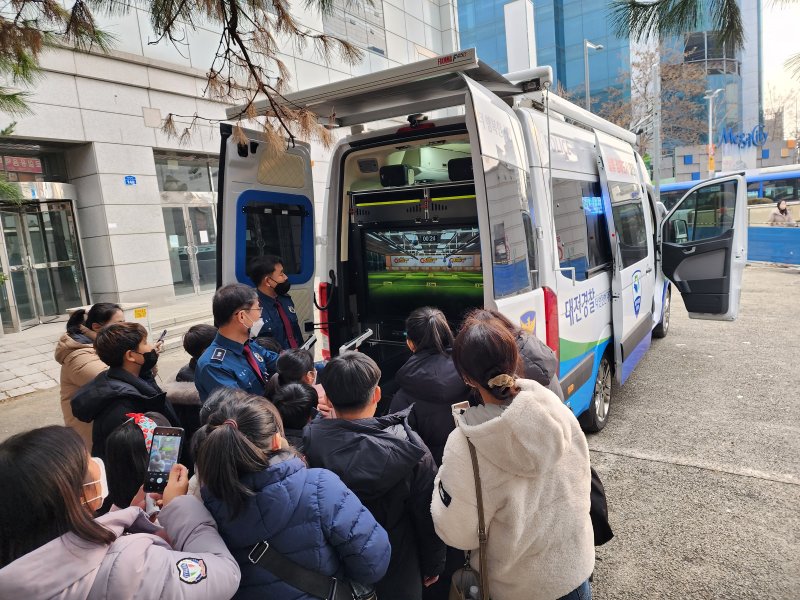 6일 청소년 경찰학교에 참여한 학생들이 다목적 차량에 탑재된 모의권총 사격시스템을 활용해 사격 체험을 하고 있다. (대전경찰청 제공) /뉴스1