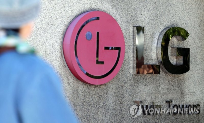 서울 여의도 LG전자 사옥 LG전자 3분기 잠정 영업익 7천466억원…매출은 역대 최고 (서울=연합뉴스) 한종찬 기자 = LG전자가 글로벌 TV 수요 감소 등 경기 침체 여파에도 전장(자동차 전기·전자장비) 사업의 성장세로 역대 최고 매출을 기록했다. LG전자는 올해 3분기 연결 기준 실적을 잠정 집계한 결과 매출 21조1천714억원, 영업이익 7천466억원을 기록했다고 7일 공시했다. 사진은 7일 서울 여의도 LG전자 사옥의 모습. 2022.10.7 saba@yna.co.kr (끝)