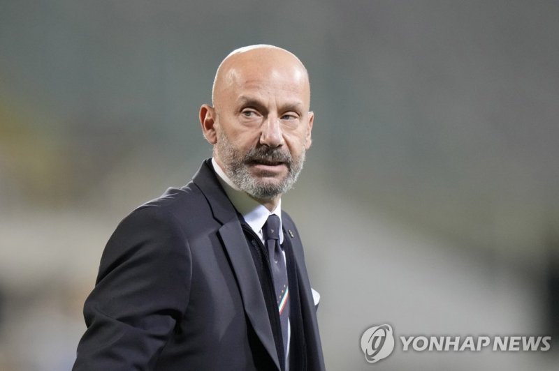 이탈리아 축구 전설 비알리 Italy's head of delegation Gianluca Valli stands during the World Cup 2022 qualifier group c soccer game between Italy and Bulgaria at the Artemio Franchi stadium in Florence, Italy, Thursday, Sept. 2, 2021. Gianluca Vialli, the former Italy striker who helped both Sampdoria and Juven