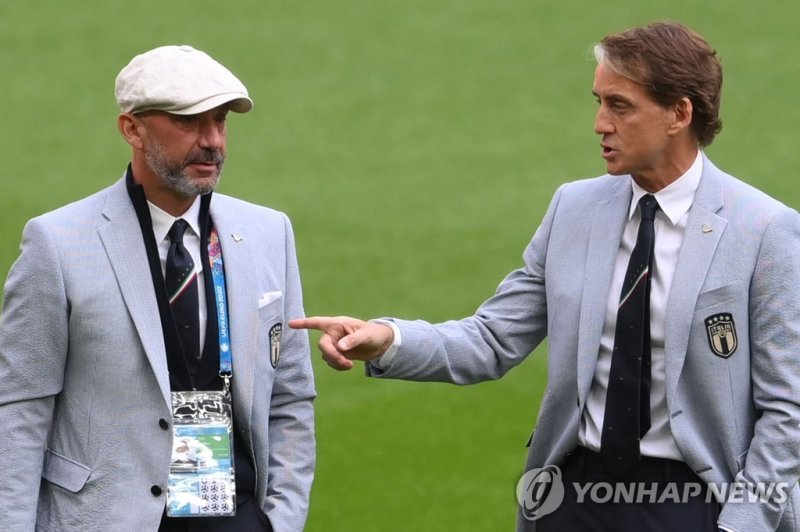 유로 2000에서 함께한 비알리와 만치니 감독 (FILES) In this file photo taken on June 26, 2021 Italy's coach Roberto Mancini (R) talks with national team staff member Gianluca Vialli (L) ahead of the UEFA EURO 2020 round of 16 football match between Italy and Austria at Wembley Stadium in London on June 26, 2021. - Fo