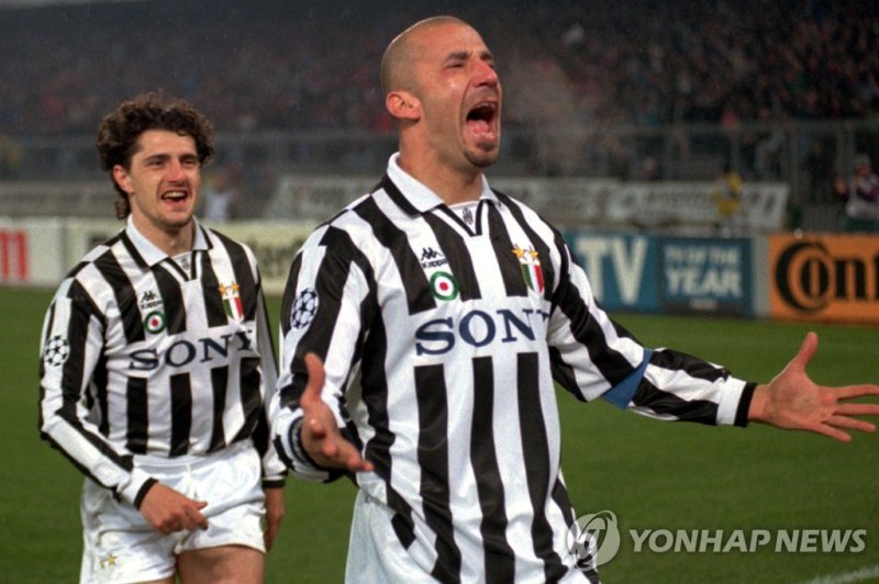 현역 시절 비알리 FILE - Juventus striker Gianluca Vialli, right, celebrates after scoring as his teammate Michele Padovano looks on, during the Champions League, semifinal, 1st-leg match between Juventus abd Nantes, at the Turin Delle Alpi stadium, Italy, on April 3, 1996. Gianluca Vialli, the former Italy