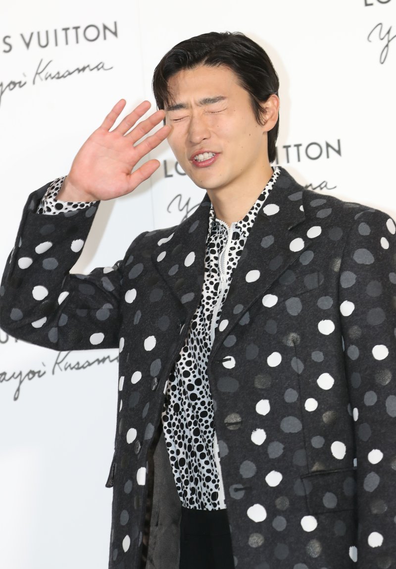 축구 국가대표 선수 조규성이 6일 서울 강남구 루이비통 메종 서울에서 열린 루이비통과 쿠사마 야요이와의 협업 기념행사에서 쏟아지는 플래시 세례에 손으로 얼굴을 가리고 있다. ⓒ News1 권현진 기자