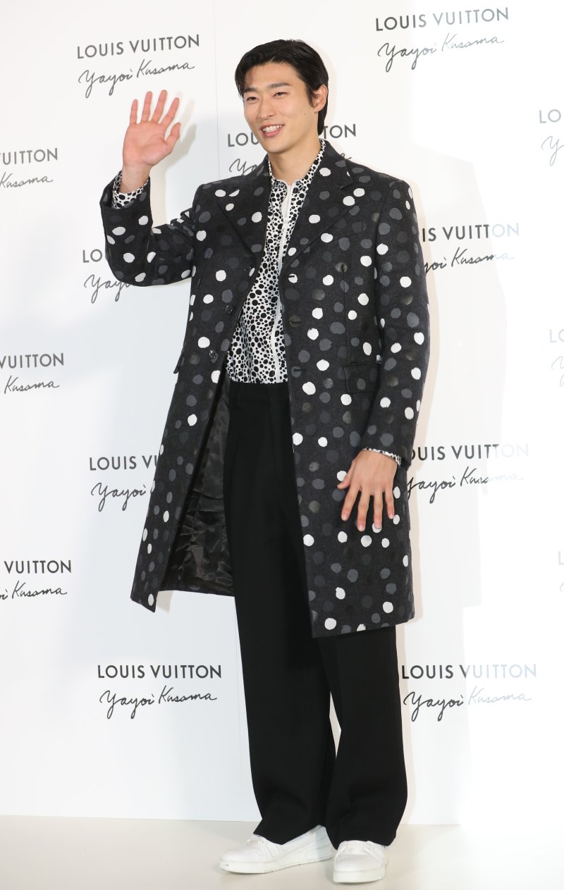 축구 국가대표 선수 조규성이 6일 서울 강남구 루이비통 메종 서울에서 열린 루이비통과 쿠사마 야요이와의 협업 기념행사에서 달콤한 손 인사를 하고 있다. ⓒ News1 권현진 기자