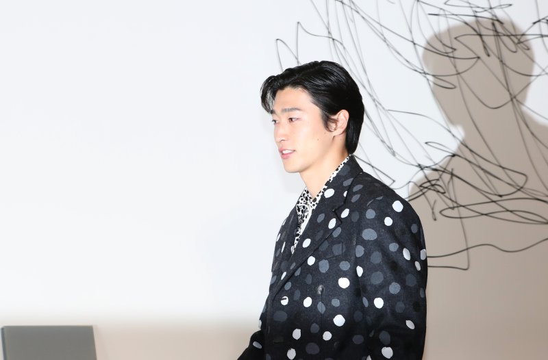 축구 국가대표 선수 조규성이 6일 서울 강남구 루이비통 메종 서울에서 열린 루이비통과 쿠사마 야요이와의 협업 기념행사에 참석하고 있다. ⓒ News1 권현진 기자