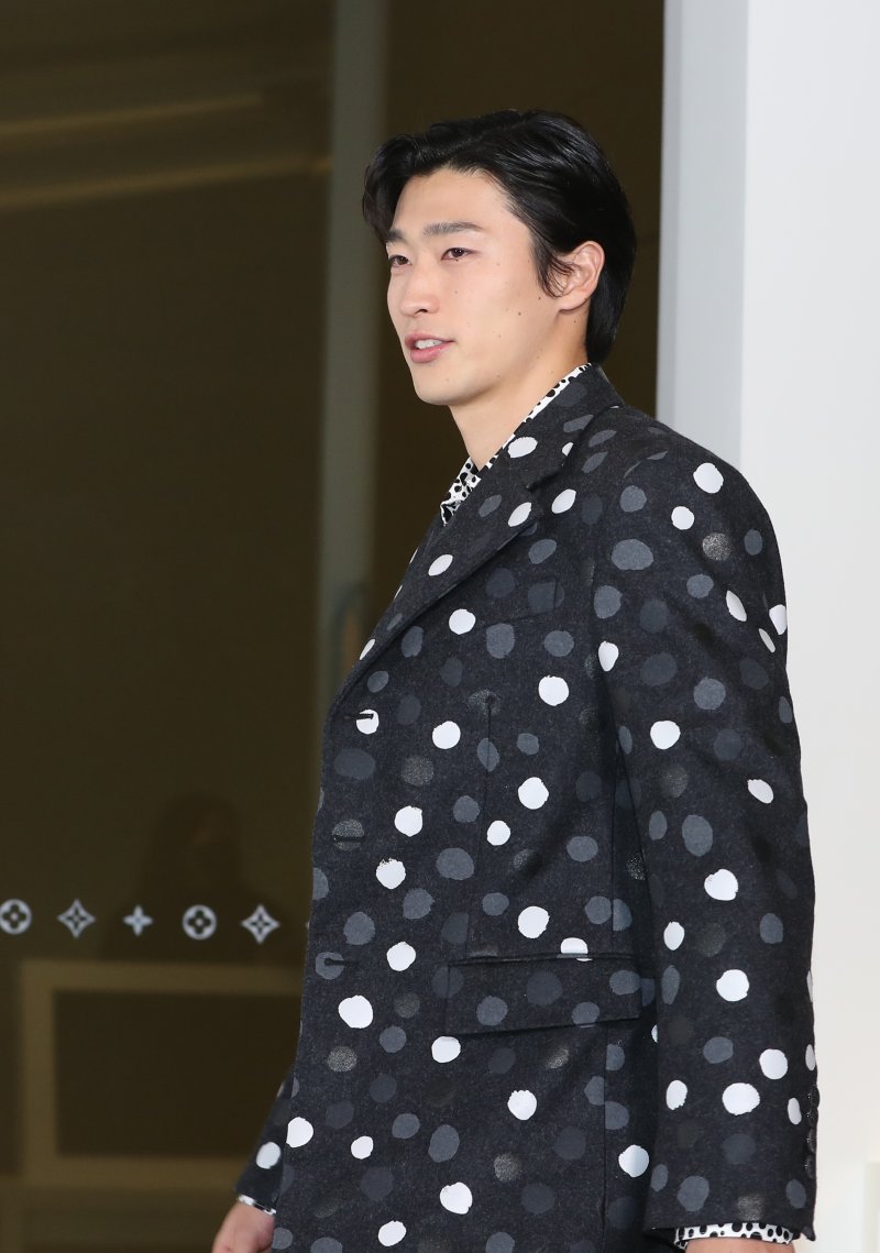 축구 국가대표 선수 조규성이 6일 서울 강남구 루이비통 메종 서울에서 열린 루이비통과 쿠사마 야요이와의 협업 기념행사에 입장하고 있다. ⓒ News1 권현진 기자