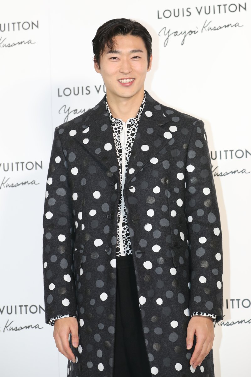 축구 국가대표 선수 조규성이 6일 서울 강남구 루이비통 메종 서울에서 열린 루이비통과 쿠사마 야요이와의 협업 기념행사에서 근사한 미소를 짓고 있다. ⓒ News1 권현진 기자