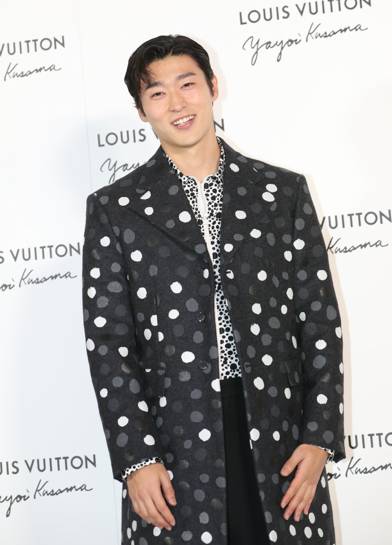 축구 국가대표 선수 조규성이 6일 서울 강남구 루이비통 메종 서울에서 열린 루이비통과 쿠사마 야요이와의 협업 기념행사에서 취재진의 볼 하트 요청에 수줍은 미소를 짓고 있다. ⓒ News1 권현진 기자