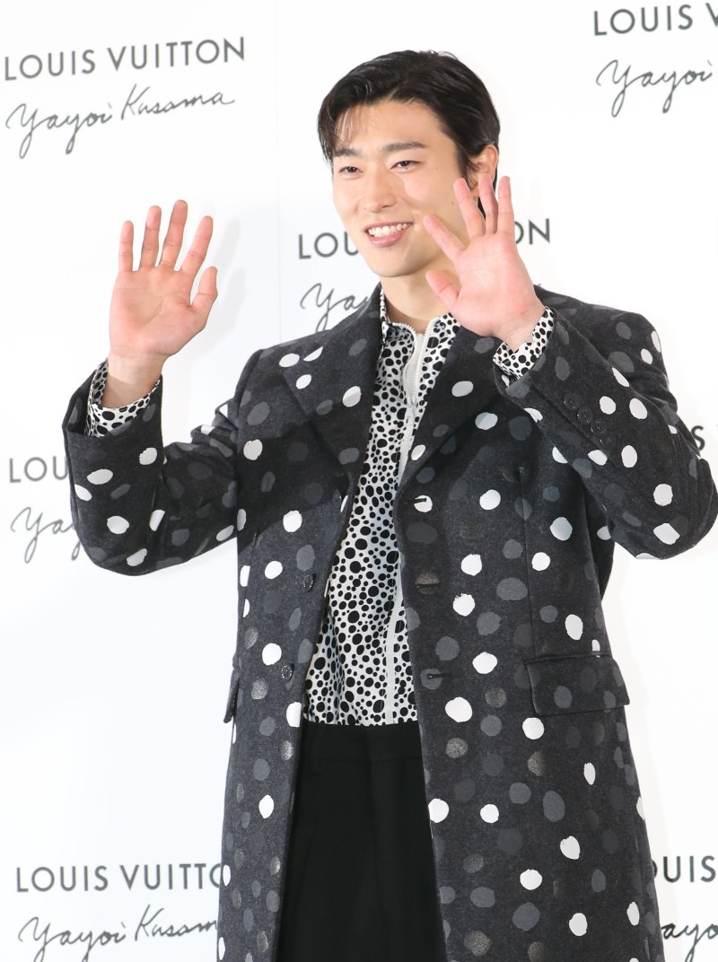 축구 국가대표 선수 조규성이 6일 서울 강남구 루이비통 메종 서울에서 열린 루이비통과 쿠사마 야요이와의 협업 기념행사에서 손을 흔들고 있다. ⓒ News1 권현진 기자