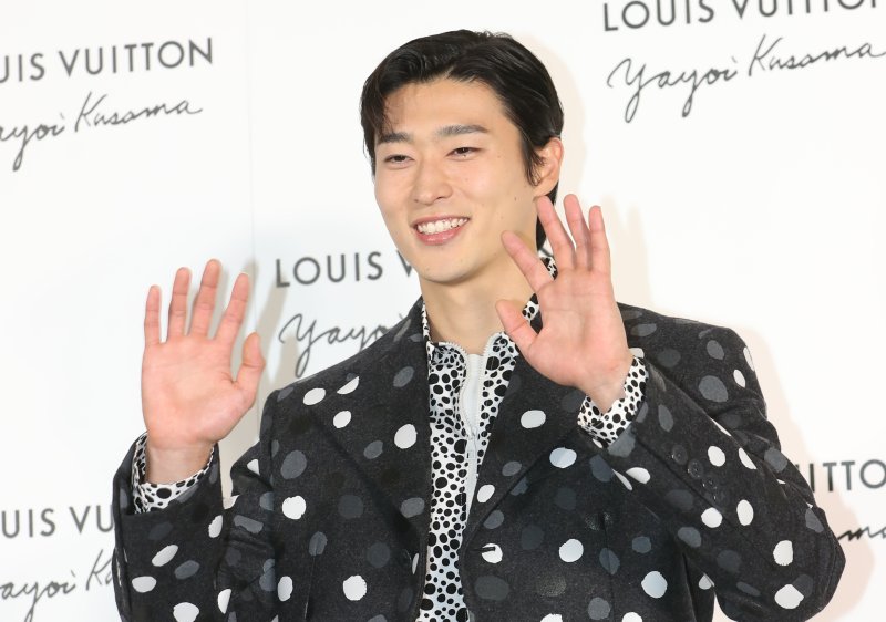 축구 국가대표 선수 조규성이 6일 서울 강남구 루이비통 메종 서울에서 열린 루이비통과 쿠사마 야요이와의 협업 기념행사에서 손 인사를 하고 있다. ⓒ News1 권현진 기자