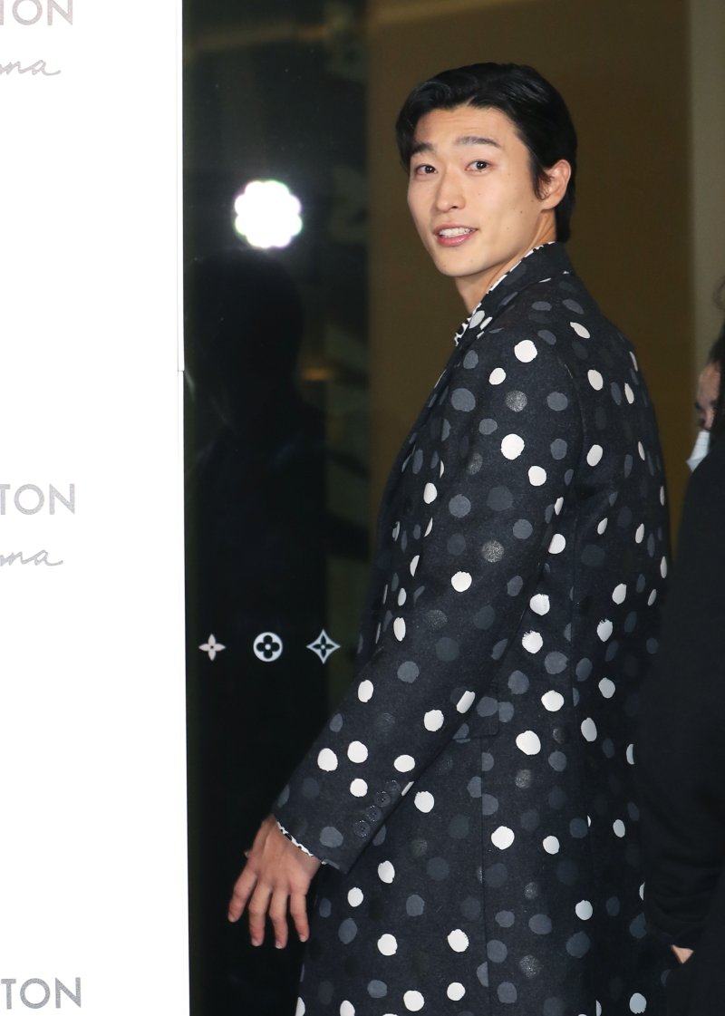 축구 국가대표 선수 조규성이 6일 서울 강남구 루이비통 메종 서울에서 열린 루이비통과 쿠사마 야요이와의 협업 기념행사에서 인사를 하고 있다. ⓒ News1 권현진 기자